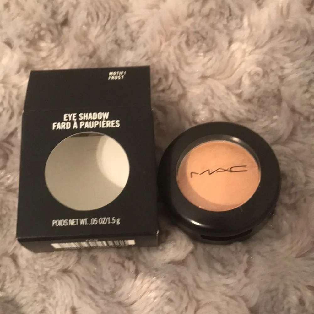 MAC Eye Shadow in Motif! BNIB - Picture 3 of 8